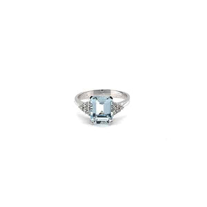 Anello con acqua marina e brillanti laterali